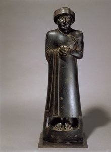 拉加什王子Gudea的雕像，新苏美尔人，来自古吉苏的Telloh，约公元前2130年（闪长岩）。 作者 不明