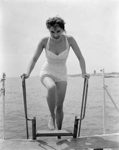 威尼斯丽都海滩的女演员塔尼娅·韦伯 - 1952 作者 不明