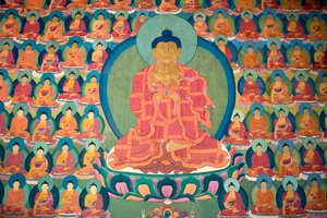 藏传佛教； 壁画； 打坐佛； 许多小佛； Chemre Gompa 修道院； 切雷； 拉达克地区； 查谟和克什米尔； 印度; 南亚; 亚洲 作者 不明