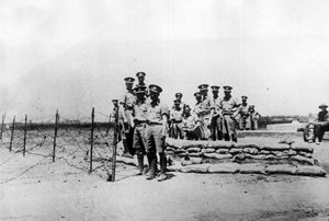 1924年11月，中国天津（Tientsin）。在中国战神冯玉祥（冯玉祥，冯玉祥）的部队攻占国际租界之前，英国士兵在国际租界外的哨所里 - 天津（天津），中国，十一月