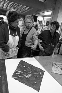 Todd Narbey，新泽兰丹画家，Annie-Paule Thorel，法国画家，Nicolas du Mesnil du Buisson，Pasnic 雕刻工作室的联合创始人，Pascal Gauvard，Pasnic 雕刻工作室的联合创始人。 印刷品分析。 Pasnic 雕刻工作室在巴黎我 作者 不明
