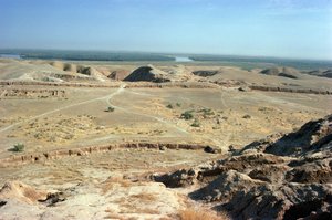 由埃兰特国王 Untash-Gal（公元前 1265-46 年）建造的金字形塔的景色（照片） 作者 不明