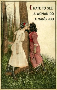 复古明信片，展示两名女子接吻，"我讨厌看到女人做男人的工作"，1914 年（石版印刷品）