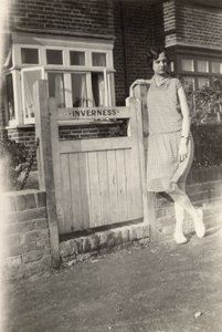 肯特郡布罗德斯泰斯的因弗内斯民宿外的女子，约1920年代 作者 不明