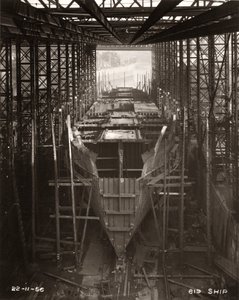 1956 年 11 月 22 日，桑德兰 William Doxford & Sons 造船厂开始建造“北岸”号主甲板（黑白照片） 作者 未知艺术家