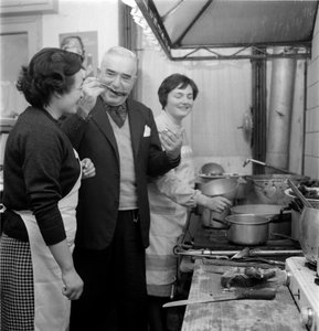 作家 GIOVANNI COMISSO 在他位于特雷维索的家中（他在厨房品尝一道菜） - 1962 作者 不明