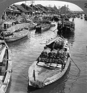 1904年，日本东京繁忙的货运运河。 作者 安德伍德和安德伍德