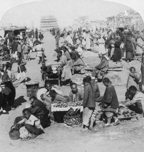 塔塔尔北部城市的一个市场，朝着鼓楼，北京，中国，1901年 作者 安德伍德和安德伍德