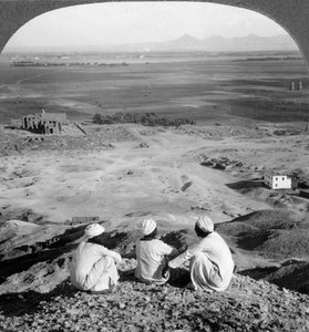 穿越底比斯（Thebes）平原并经过悬崖上的门农雕像，埃及，1905年。 作者 安德伍德和安德伍德
