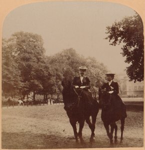 1896年，英国伦敦海德公园，烂行，清晨骑行。 作者 安德伍德和安德伍德