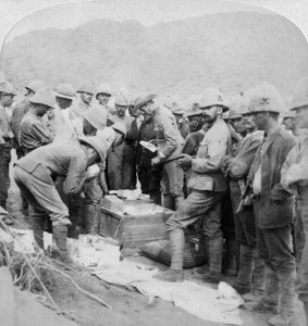 1900年，圣诞节礼物从家里送给与Methuen一起在南非莫德河的士兵。 作者 安德伍德和安德伍德