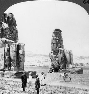 1905年，埃及底比斯的巨型门农雕像 作者 安德伍德和安德伍德