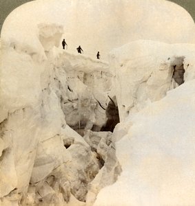 山的后裔Blanc-1901年，阿尔卑斯山山顶附近的巨大裂缝。 作者 安德伍德和安德伍德