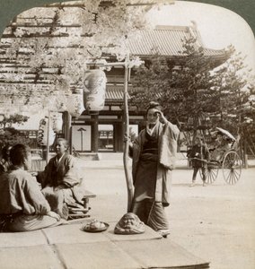 1904年，日本京都，茶馆门廊上的紫藤下垂。 作者 安德伍德和安德伍德