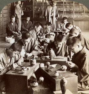 1904年，日本京都景泰蓝的专业设计工 作者 安德伍德和安德伍德