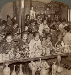 工厂女孩为国外市场装饰廉价的陶器，日本京都，1904年 作者 安德伍德和安德伍德