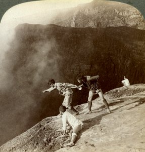 1904年，日本阿苏山，穿过硫蒸气进入火山口深处 作者 安德伍德和安德伍德