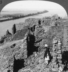 卡斯尔·卡斯尔·伊布林（Kasr Qasr Ibrim）和1905年在埃及努比亚的尼罗河上的一处风景。 作者 安德伍德和安德伍德