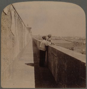 沿着老渡槽漫长的步行-1729-49-为城市供水，里斯本，葡萄牙，1902年。 作者 安德伍德和安德伍德