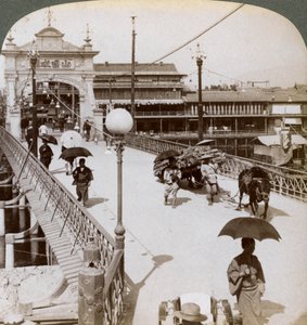在日本京都四条桥上的鸭川鸭川西边望去，日本，1904年。 作者 安德伍德和安德伍德