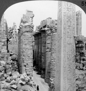 1905年，埃及底比斯，卡纳克神庙，图特米西斯一世大殿和方尖碑的中间走道。 作者 安德伍德和安德伍德