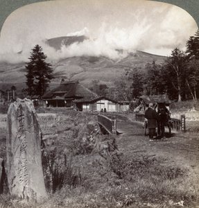 日本最大的活火山浅间山浅间山，位于葛底西北，1904年。 作者 安德伍德和安德伍德