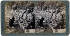1904年，日本日光，大雅河，光明神雕像前的农民祈祷。 作者 安德伍德和安德伍德