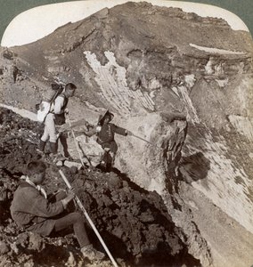 1904年，从熔岩上凝视着边缘，进入了富士山的富士山山火山口。
