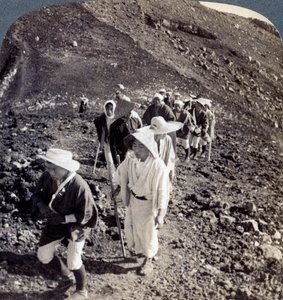 1904年，日本富士山富士山攀登结束时的朝圣者。 作者 安德伍德和安德伍德
