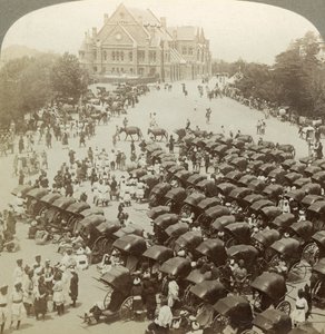 1902年6月26日，印度西姆拉基督教堂前的人力车。 作者 安德伍德和安德伍德