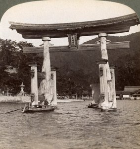 神圣的鸟居门从海上升起，严岛神社，日本宫岛，1904年 作者 安德伍德和安德伍德