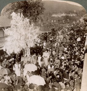 1904年，神道教徒游行队伍带着神圣的物品通过一座桥梁通往帝国博物馆，日本京都。 作者 安德伍德和安德伍德
