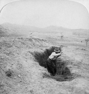 南非Hlangwane Hill脚下的Boer沟的侧视图，1901年 作者 安德伍德和安德伍德