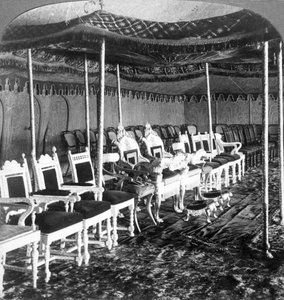 1903年，印度德里，克什米尔大公的杜巴帐篷中的金色天篷。 作者 安德伍德和安德伍德
