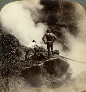 观看1904年日本阿苏山火山中途冒出的蒸汽和沸腾的泥浆 作者 安德伍德和安德伍德