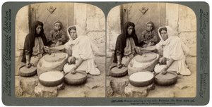 1900年，巴勒斯坦妇女在磨坊里打磨。 作者 安德伍德和安德伍德