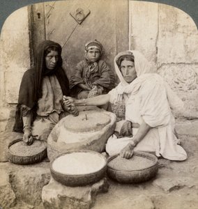 1900年，巴勒斯坦妇女在磨坊里打磨。 作者 安德伍德和安德伍德