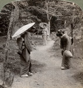 1904年，日本京都金阁寺花园里的妇女。 作者 安德伍德和安德伍德