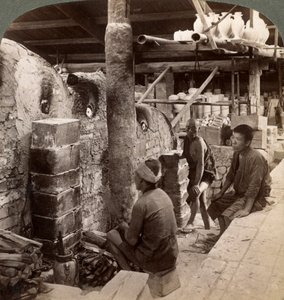 1904年，日本京都，Kinkosan作品的工人在观看满是岩田瓷器的窑炉。 作者 安德伍德和安德伍德