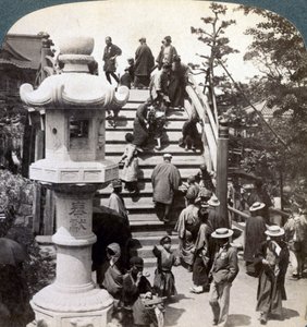 朝拜者越过半圆桥到达龟门寺，朝北，日本东京， 作者 安德伍德和安德伍德