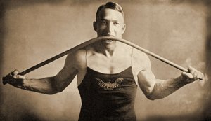 加利福尼亚州的强人PA Linebarger先生用他的牙齿弯曲铁杆，San-Francisco c.1922 作者 不明