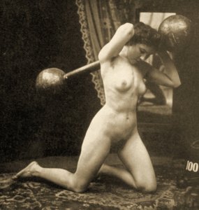 女性裸体行使与全球杠铃，c.1900（棕褐色照片）