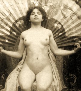 女裸体与一个大风扇合影，c.1900（棕褐色照片）