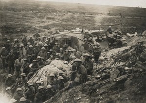 在西部战线拍摄的官方照片？1641年。我们的一个坦克在Flers。？，1916年 作者 不明