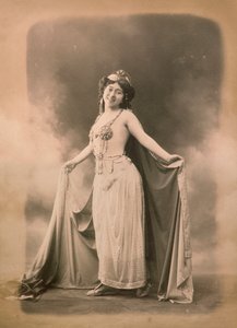 Napoletan女演员Caracciolo夫人穿着东方服装 作者 不明