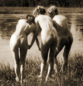 三个增光，一个女性裸体三重奏，c.1900（棕褐色照片）