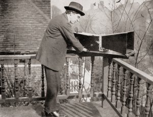 Archibald Montgomery Low带有听力计，来自1930年出版的“现代科学大师” 作者 不明