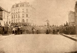 1871 年 3 月，巴黎梅尼拉芒 (Menilamount) 高处的路障 作者 未知艺术家