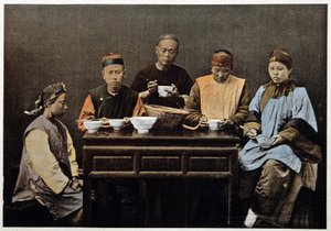 中国家庭饮食 - 彩色照片，19 世纪后期。 作者 未知艺术家