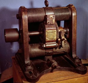 1877 年由 Sautter 和 Lemonnier 工厂实现的可产生直流电的 Gram 型发电机。 1877 年。 作者 未知艺术家